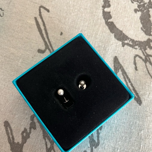 Pearl Comfy Earrings - Picture 6 of 10